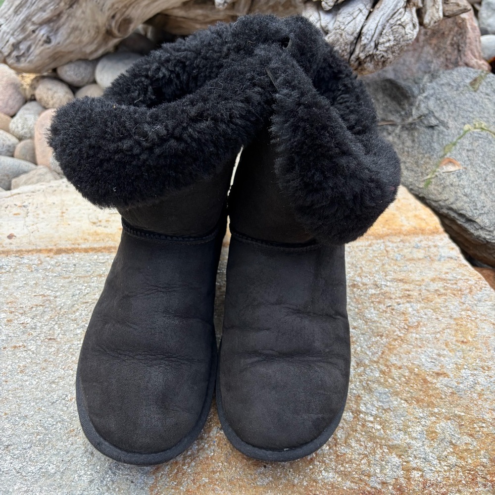 UGG Bailey Button Boots Womens 7 Black Sheepskin Suede Winter 5803